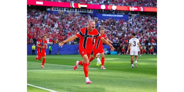 Haaland en Mbappé scoren allebei twee keer in hun openingswedstrijden; een confrontatie tussen de twee giganten is aanstaande. Haaland en Mbappé scoren allebei twee keer in hun openingswedstrijden; een confrontatie tussen de twee giganten is aanstaande.